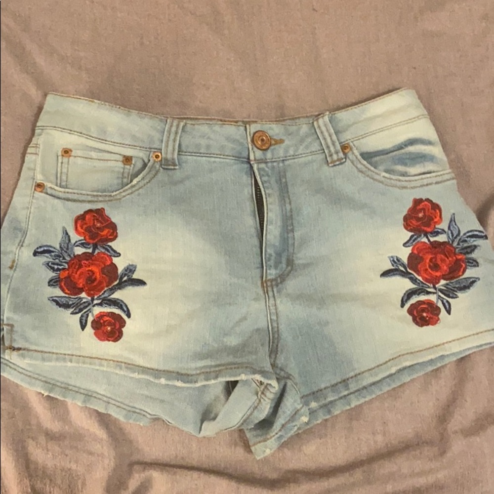 Jean shorts with flower detail